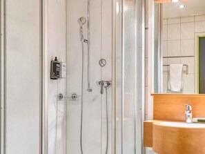 Standard Room, 1 Katil Bujang (Single) | Peti besi dalam bilik, meja, Wi-fi percuma, cadar katil 