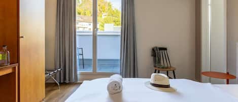 Standaard kamer, 1 kingsize bed | Een kluis op de kamer, een bureau, gratis wifi, beddengoed