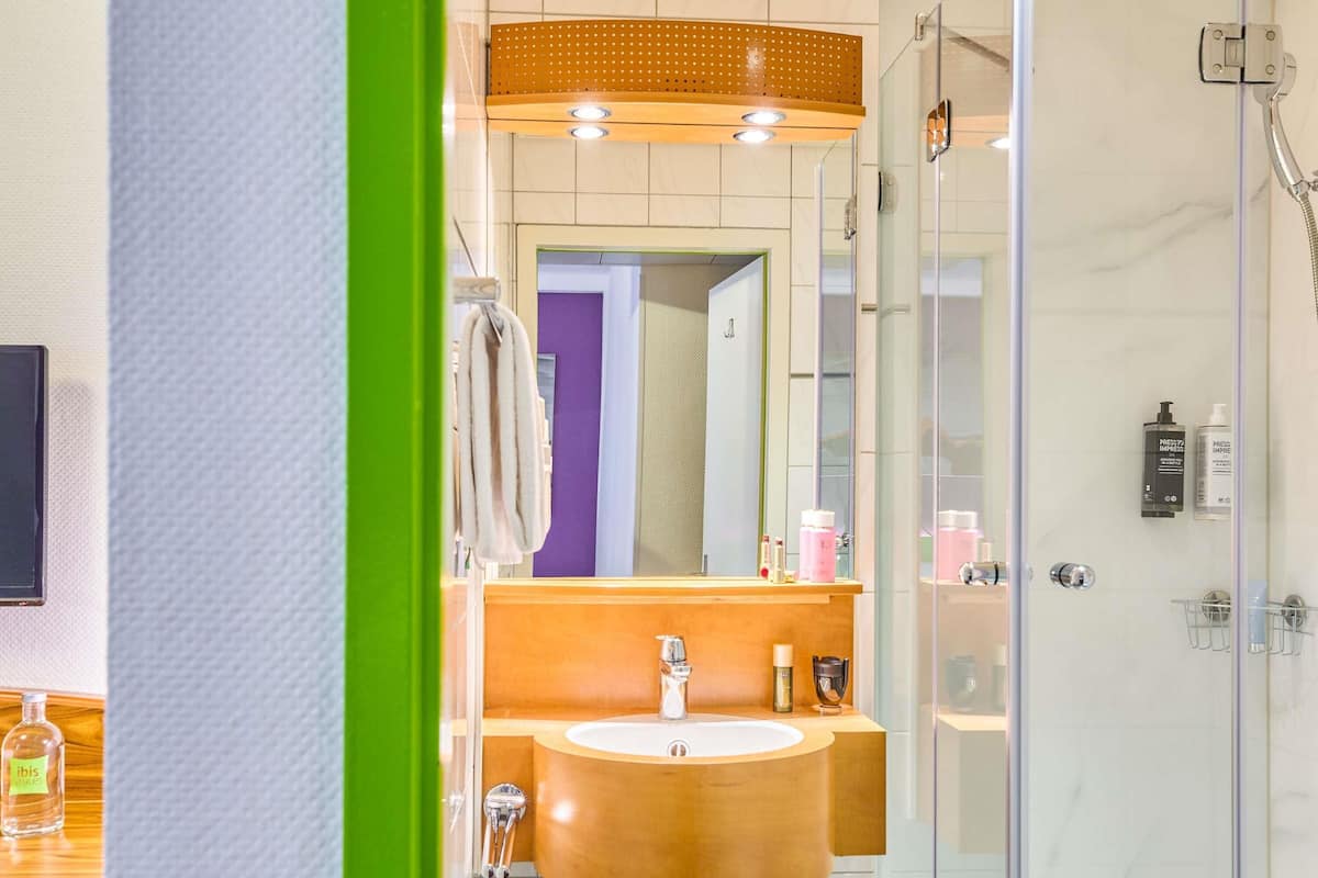 Standard Room, 1 Queen Bed | In-room safe, desk, free WiFi, bed sheets