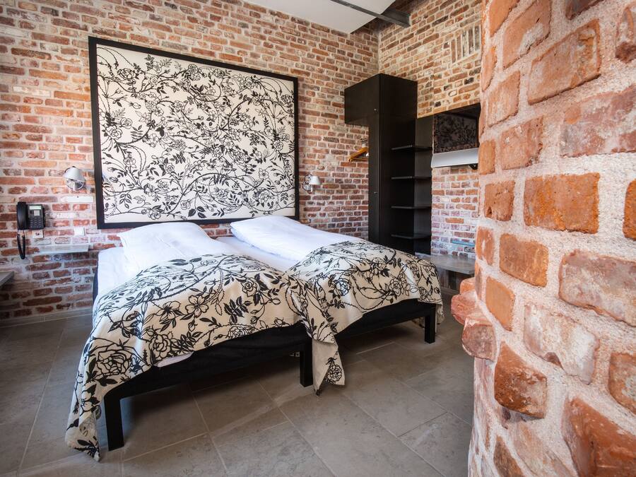 Escritorio, tabla de planchar con plancha, wifi gratis y ropa de cama