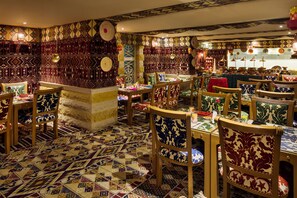 2 Restaurants, Frühstück, Mittagessen, Abendessen, internationale Küche