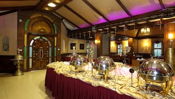 2 restaurants, breakfast, lunch, dinner served; international cuisine