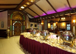 2 间餐厅，供应早餐、午餐和晚餐，国际美食