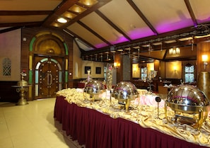 2 restaurants, breakfast, lunch, dinner served; international cuisine