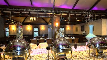 2 restaurants, breakfast, lunch, dinner served; international cuisine