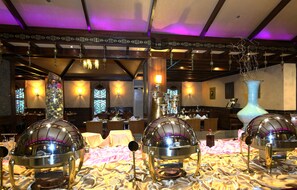 2 restaurants, breakfast, lunch, dinner served; international cuisine 