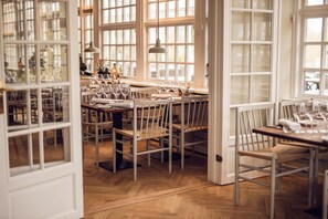 Déjeuner, dîner et souper servis sur place