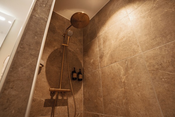 Shower, pengering rambut, lantai berpemanas, dan handuk