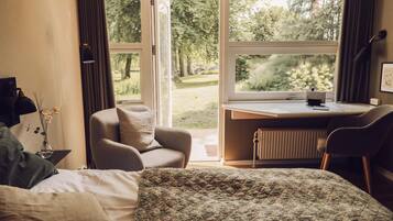 1 bilik tidur, tilam berlapik, meja, langsir/tirai gelap terus