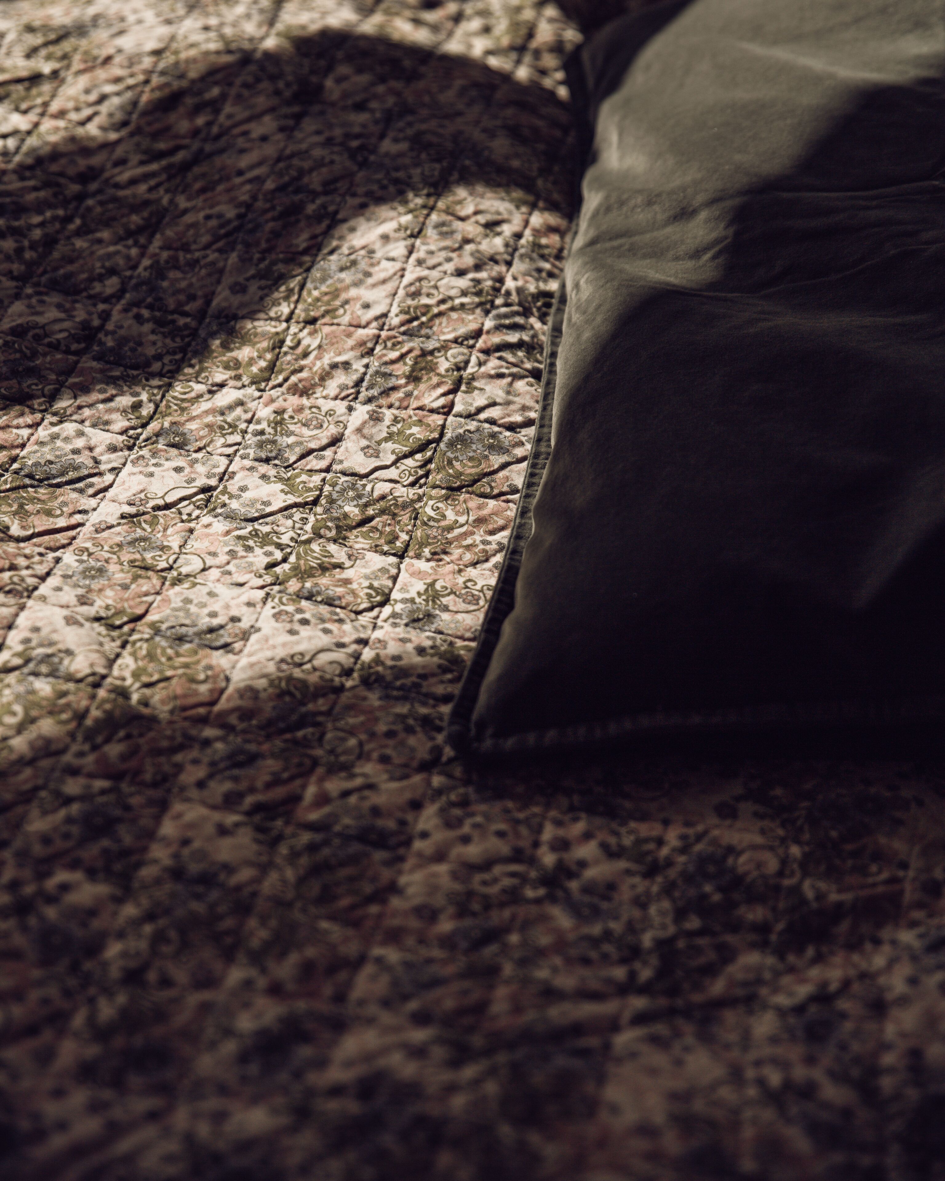 1 bedroom, hypo-allergenic bedding, pillow-top beds, desk