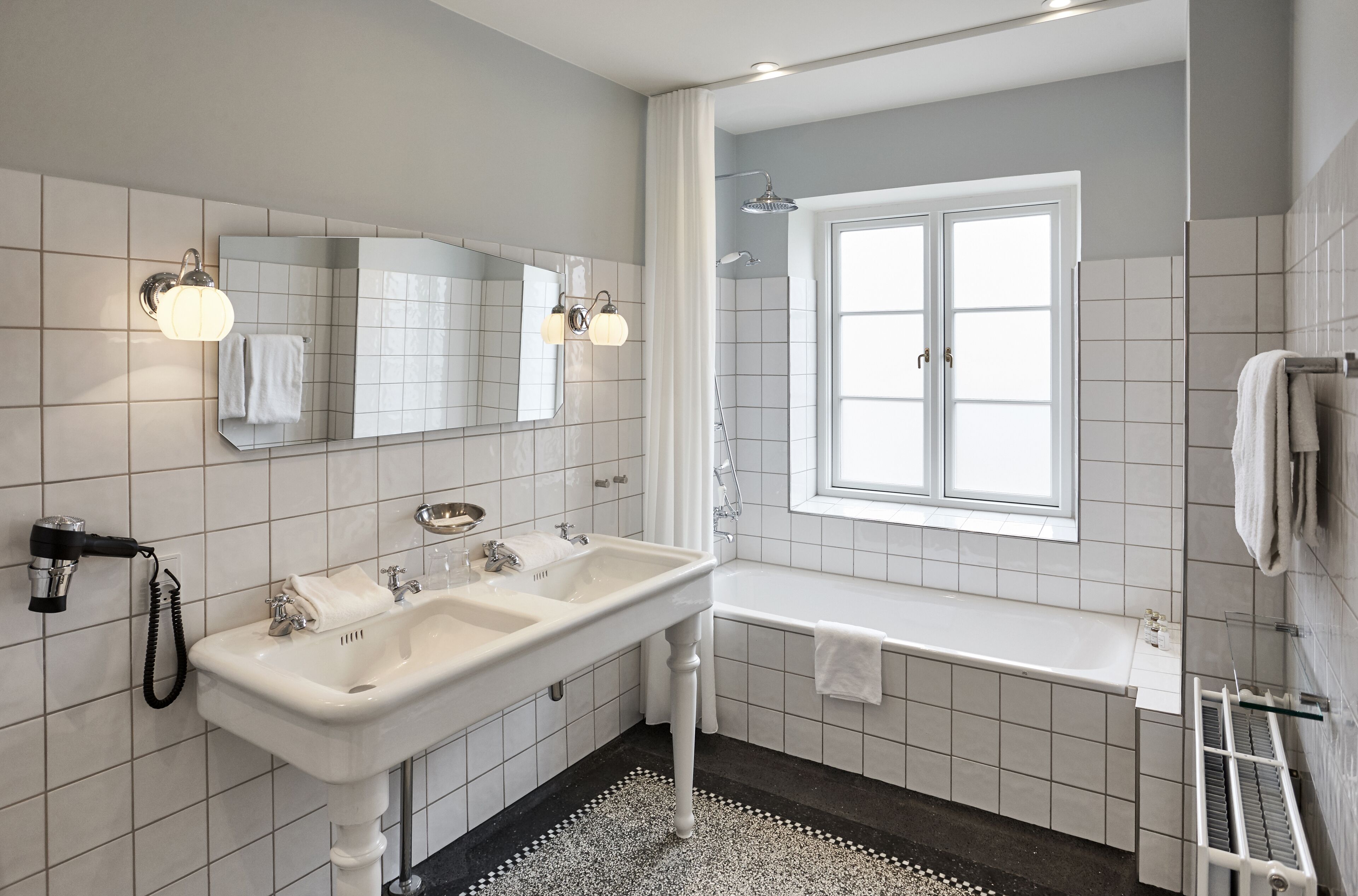 classic suite (antique room) | bathroom | free toiletries, hair dryer, towels, soap