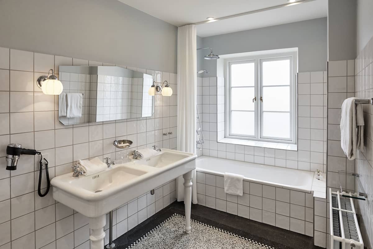 classic suite (antique room) | bathroom | free toiletries, hair dryer, towels, soap