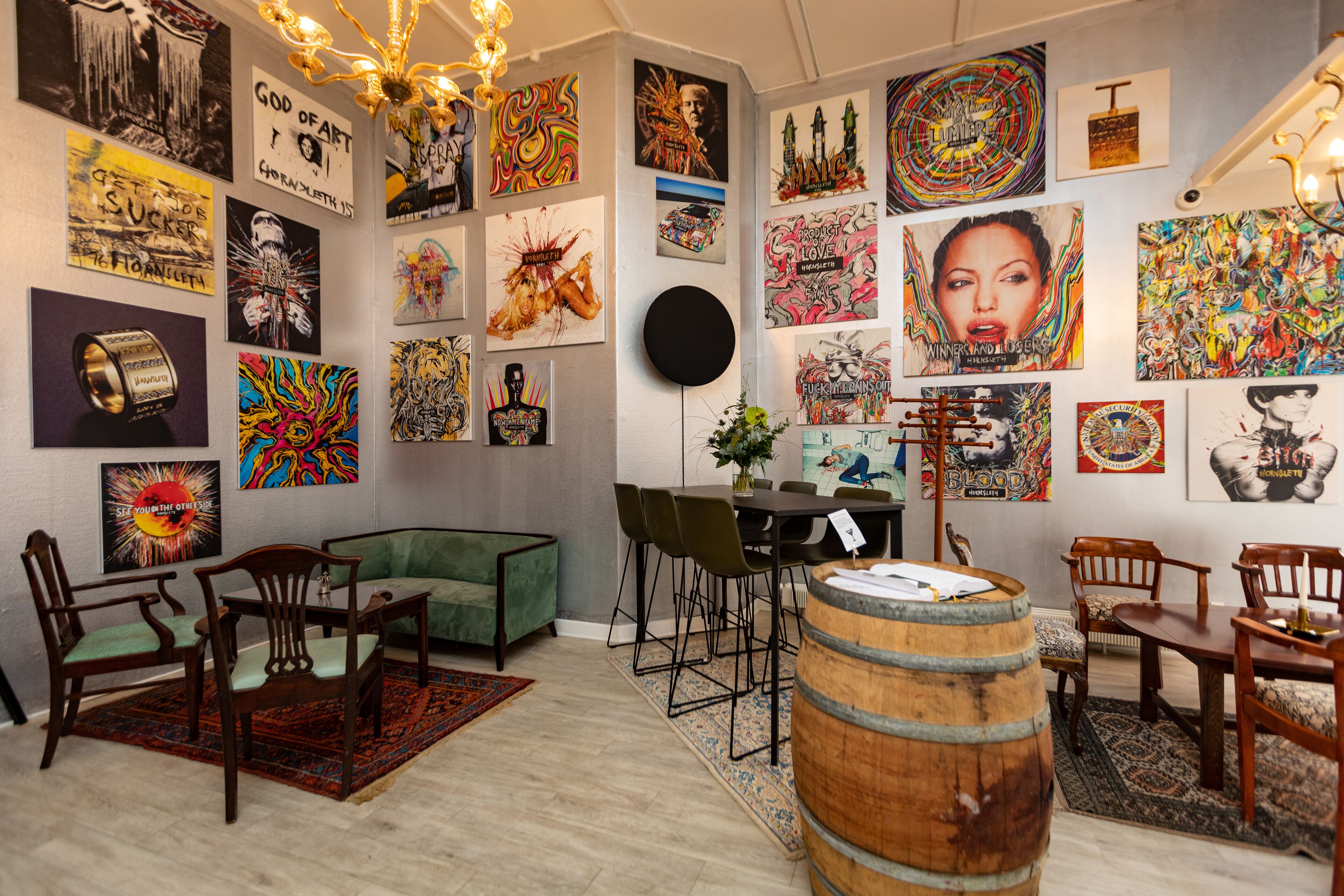 2 bars/lounges, lobby lounge