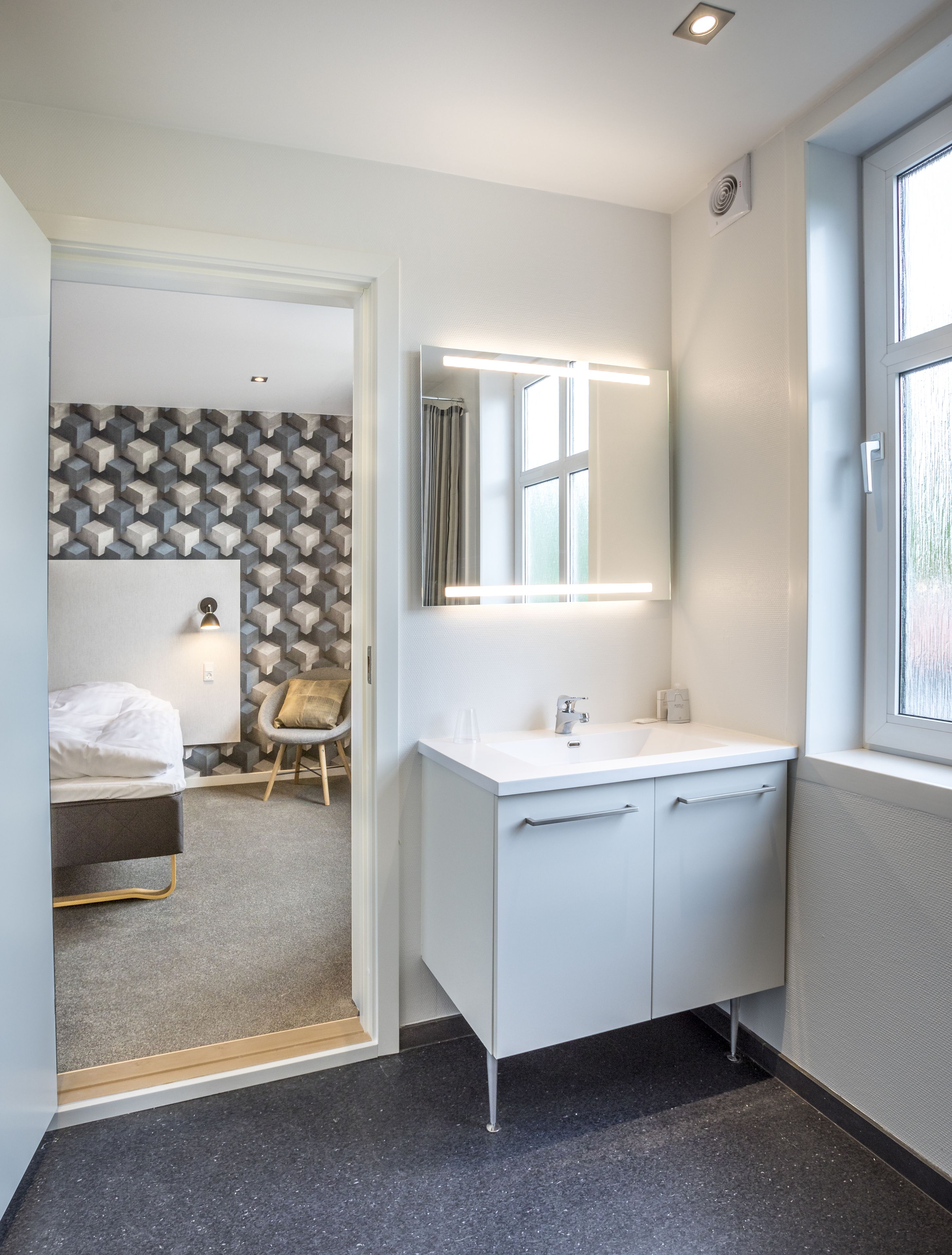 standard single room | bathroom | free toiletries, hair dryer, towels