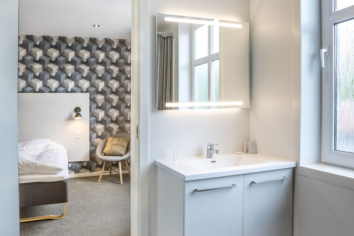 standard single room | bathroom | free toiletries, hair dryer, towels