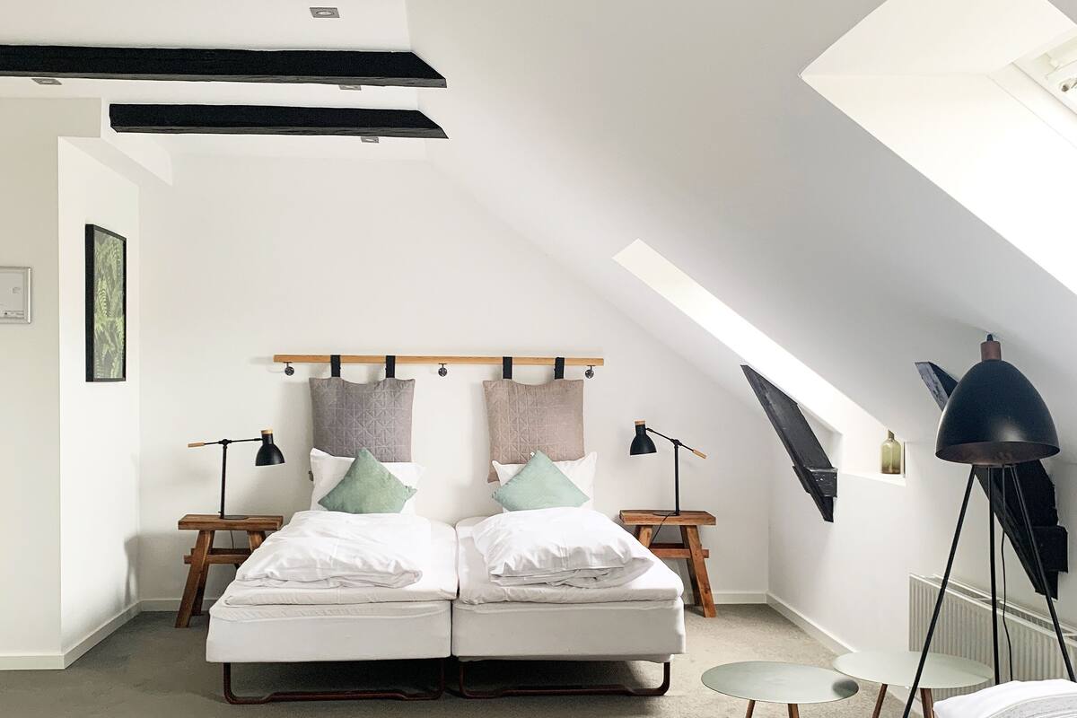 superior double room | desk, soundproofing, cots/infant beds, rollaway beds