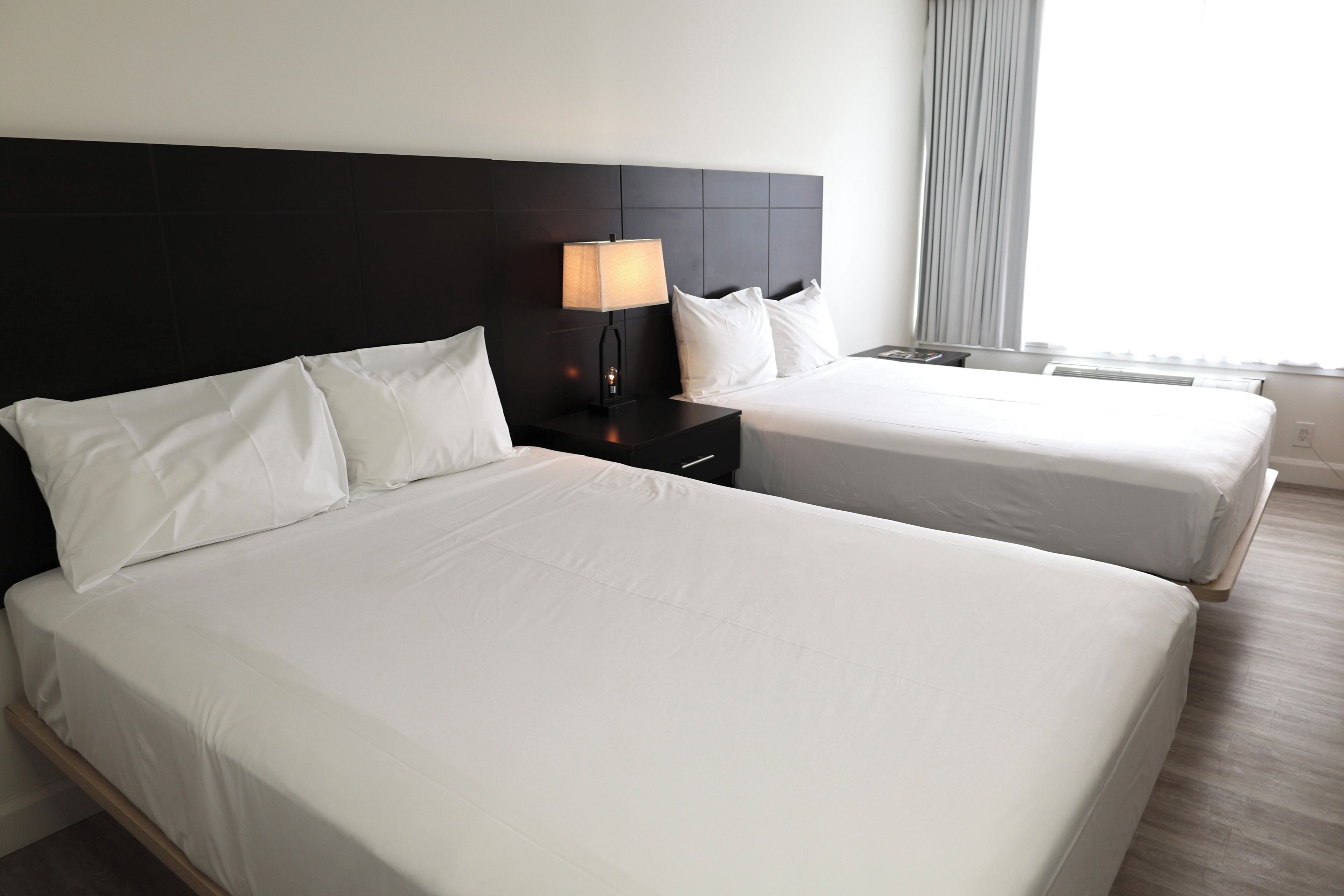Phòng phong cách cổ điển, 2 giường cỡ queen | Bộ đồ giường kháng dị ứng, bàn, khu vực làm việc phù hợp cho laptop 