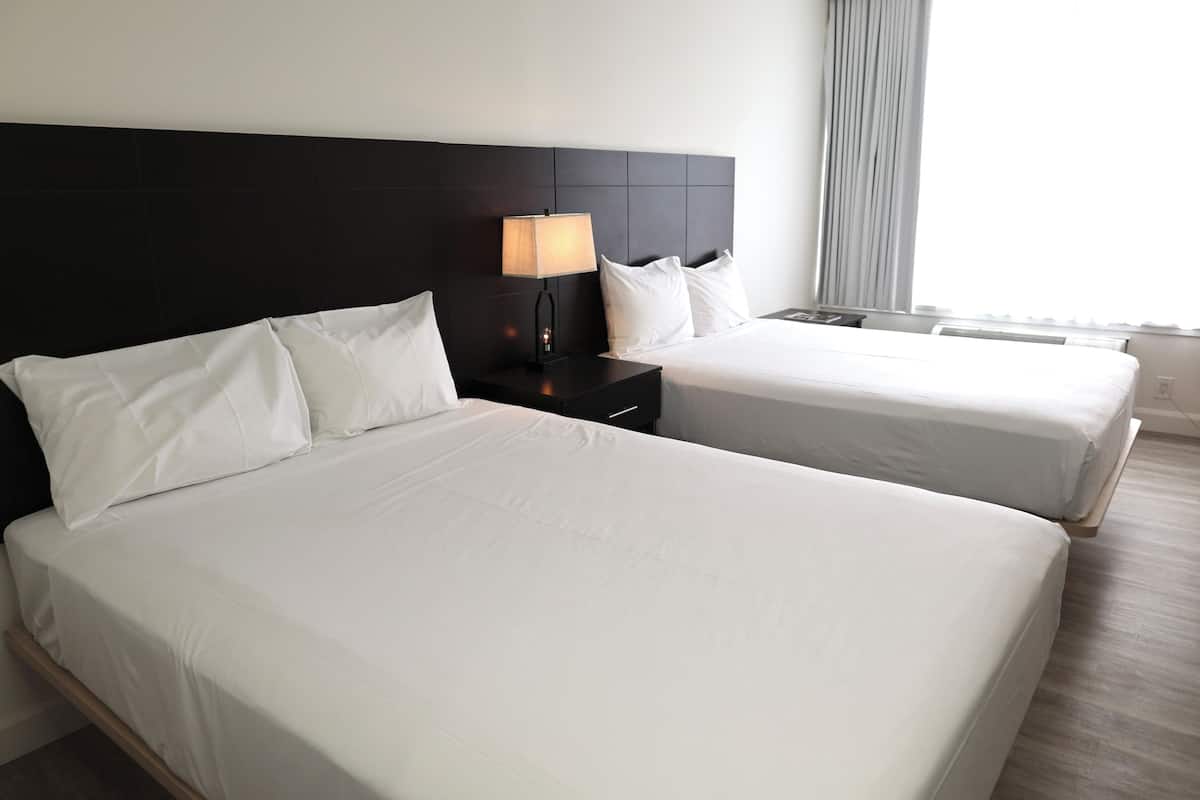Phòng phong cách cổ điển, 2 giường cỡ queen | Bộ đồ giường kháng dị ứng, bàn, khu vực làm việc phù hợp cho laptop