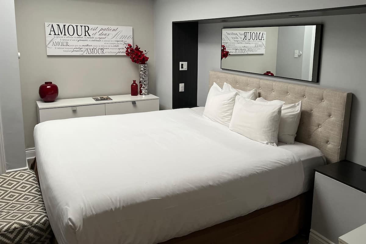 Classic Suite, 1 King Bed | Hypo-allergenic bedding, desk, laptop workspace, iron/ironing board