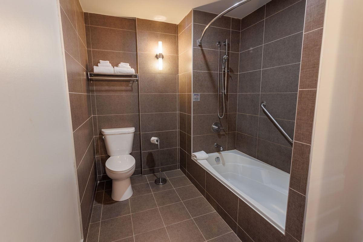 executive suite, 1 king bed, non smoking | bathroom | combined shower/bathtub, eco-friendly toiletries, hair dryer, towels