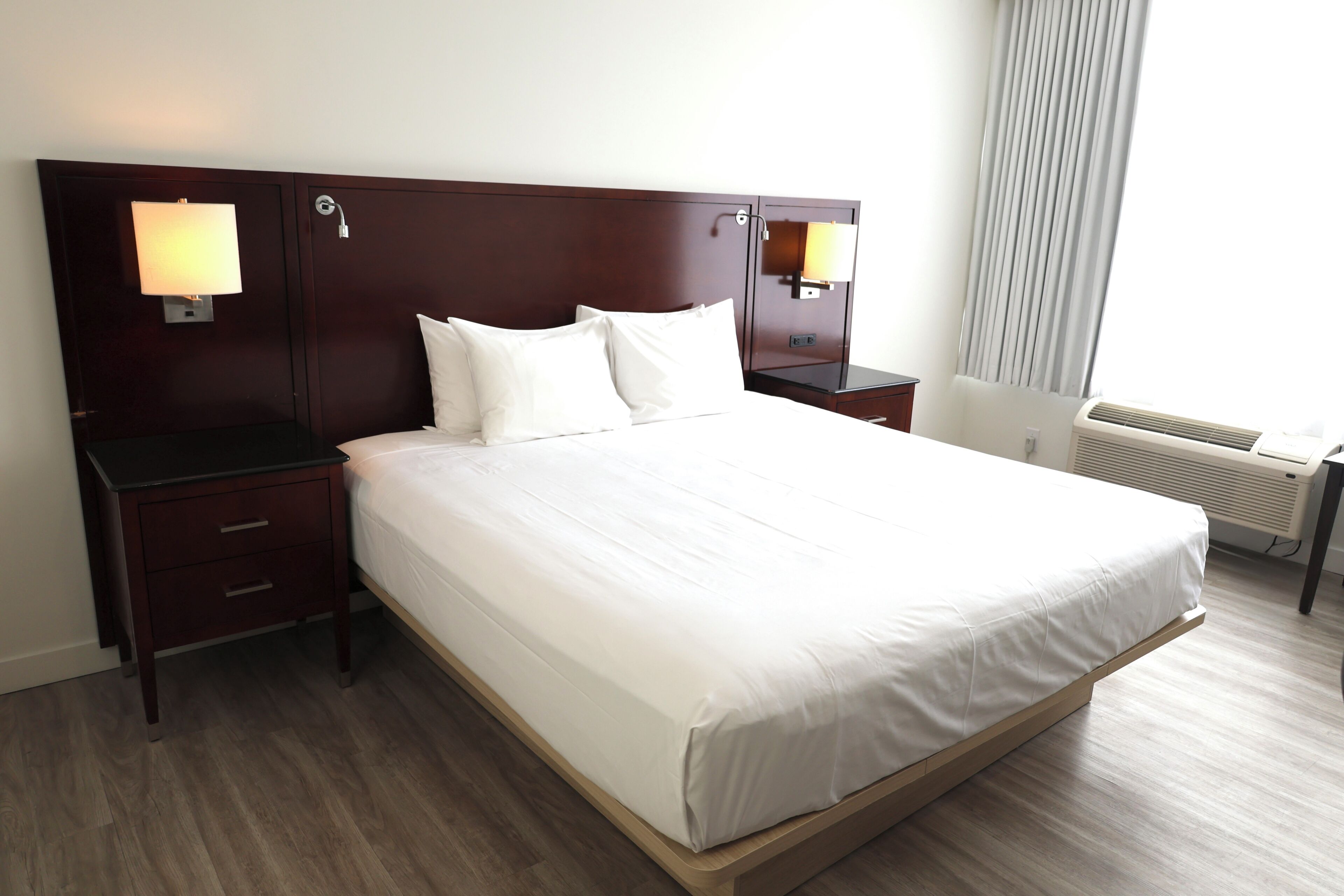 Phòng phong cách cổ điển, 1 giường cỡ king | Bộ đồ giường kháng dị ứng, bàn, khu vực làm việc phù hợp cho laptop 