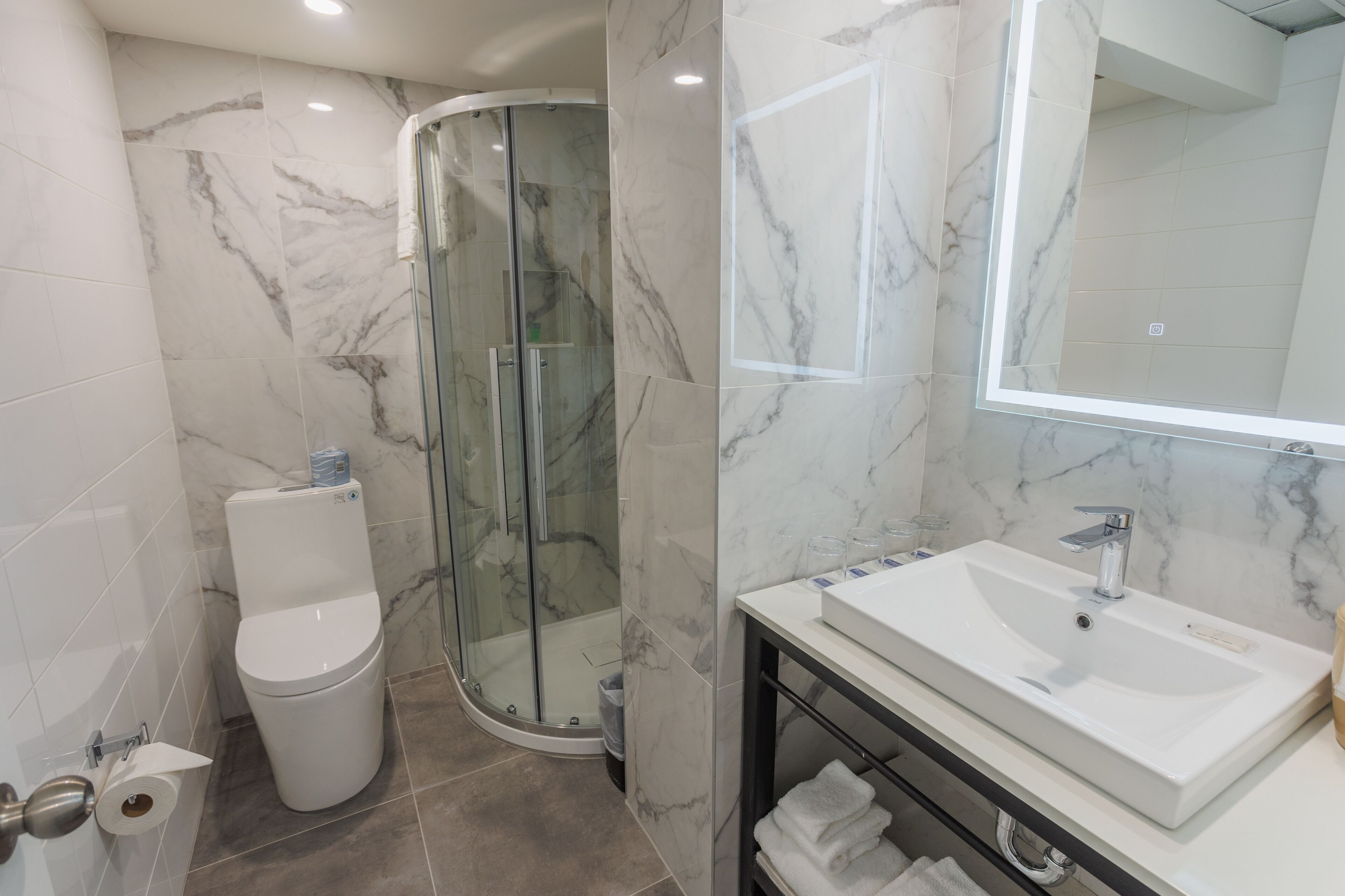 room, 1 double bed, non smoking | bathroom | combined shower/bathtub, eco-friendly toiletries, hair dryer, towels