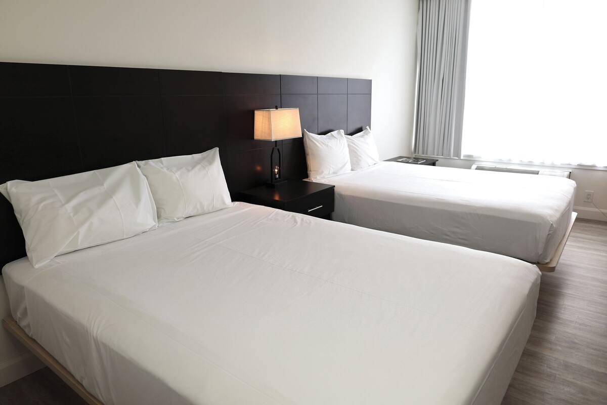 Habitación clásica, 2 camas de matrimonio | Ropa de cama hipoalergénica y escritorio