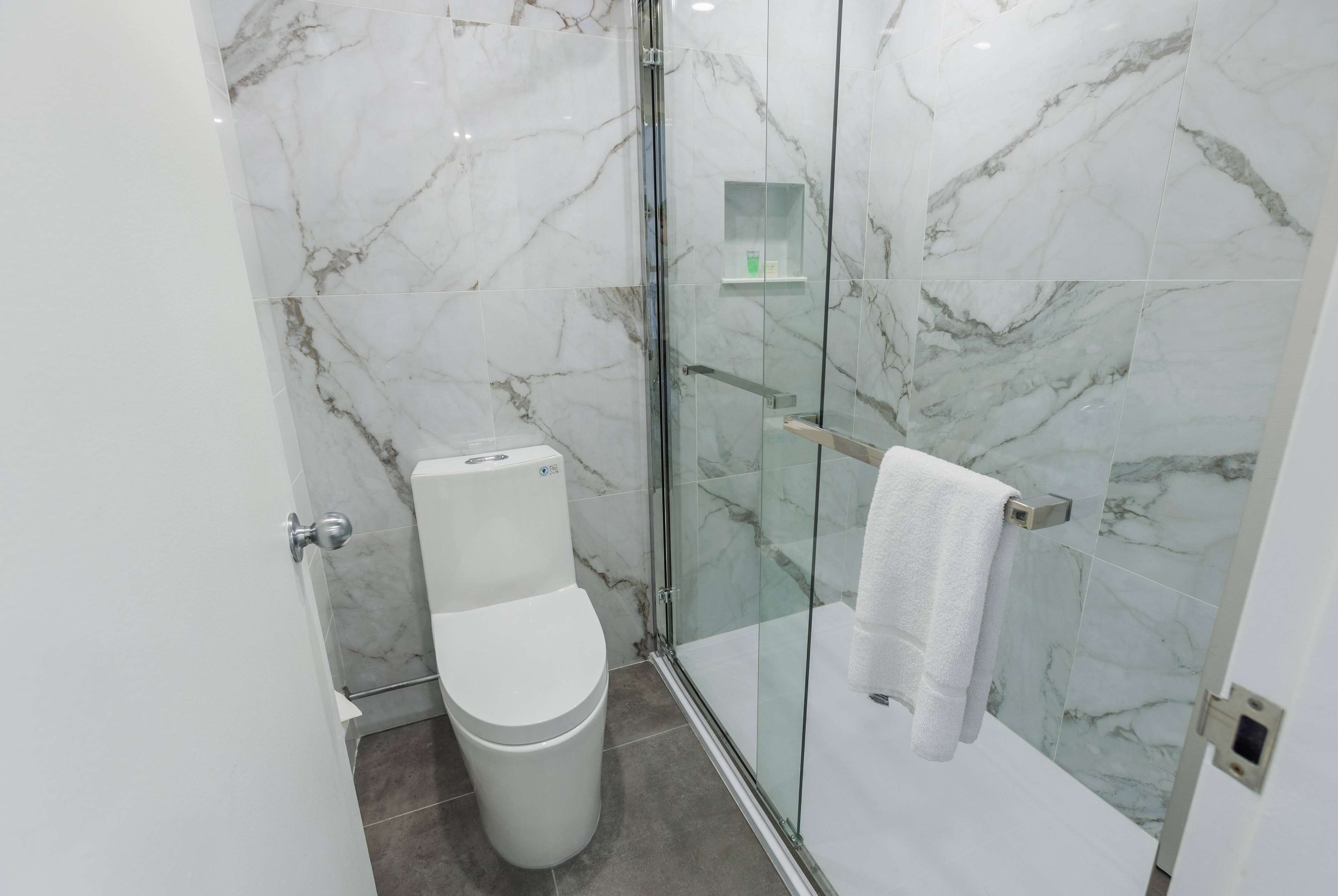 combined shower/bathtub, eco-friendly toiletries, hair dryer, towels