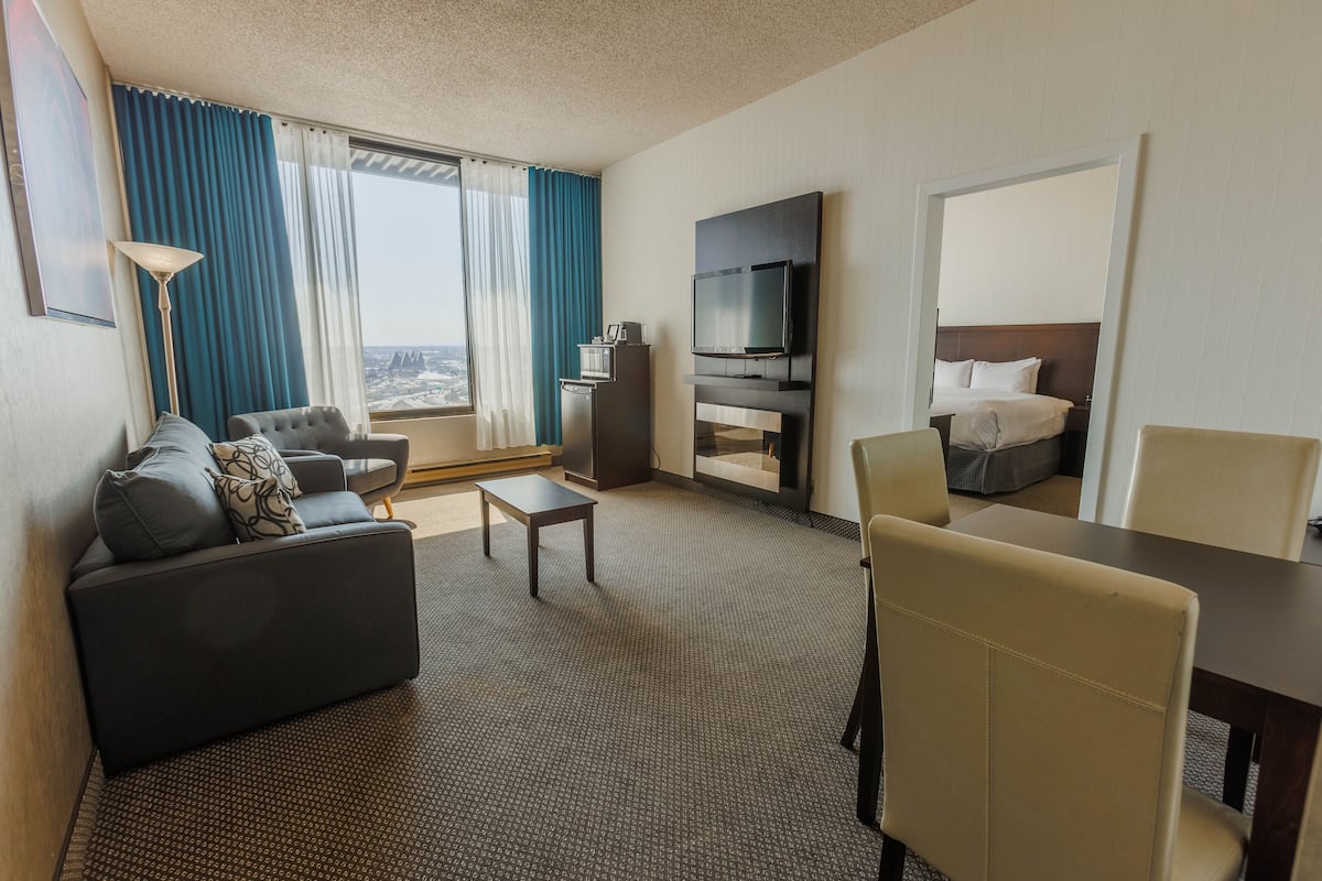 executive suite, 1 king bed, non smoking | living area | 32-inch flat-screen tv with cable channels, tv