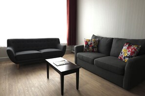 Suite, 1 King-Bett und Schlafsofa (Distinction) | Wohnbereich | 32-Zoll-Flachbildfernseher mit Kabelempfang, Fernseher