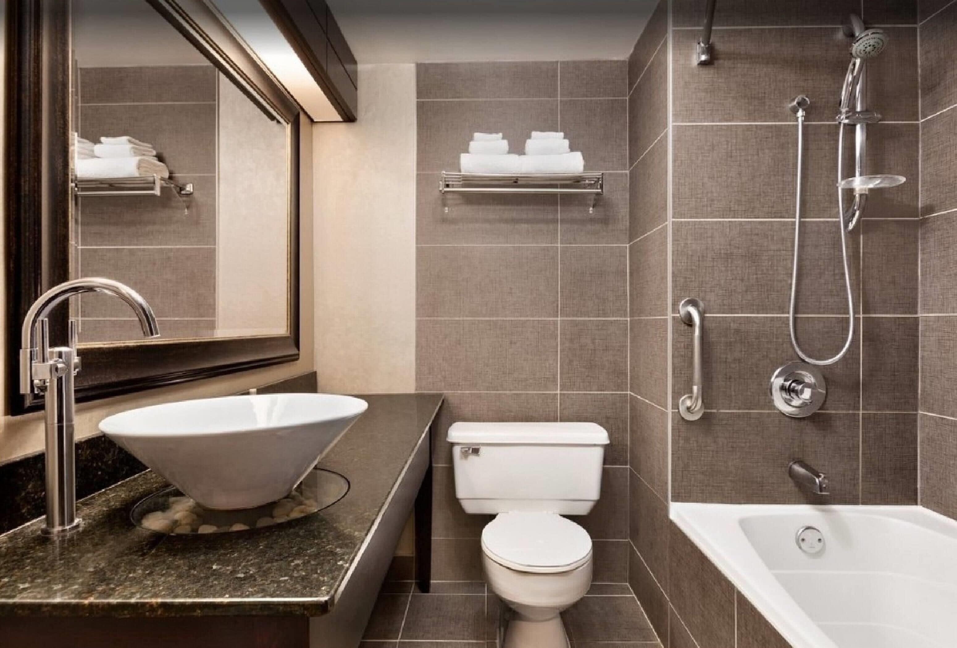 Room, 1 King Bed (Distinction) | Bathroom | Combined shower/bathtub, eco-friendly toiletries, hair dryer, towels