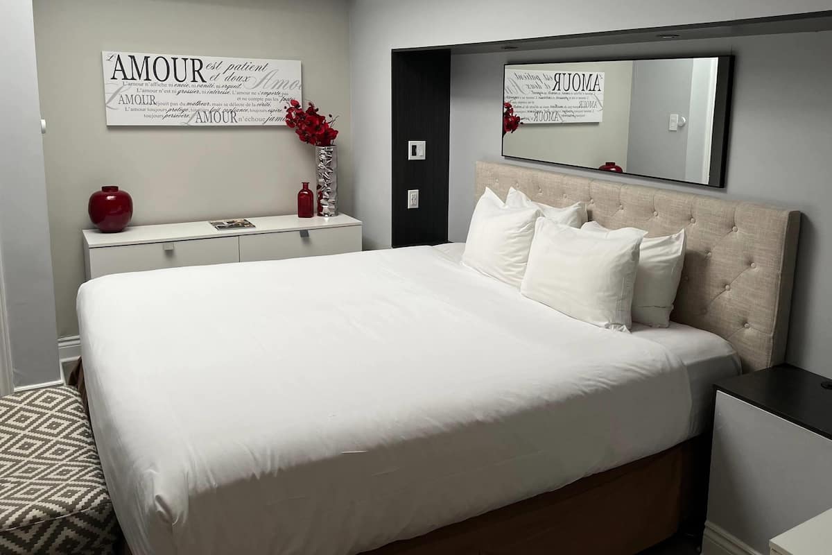 Classic Suite, 1 King Bed | Hypo-allergenic bedding, desk, laptop workspace, iron/ironing board