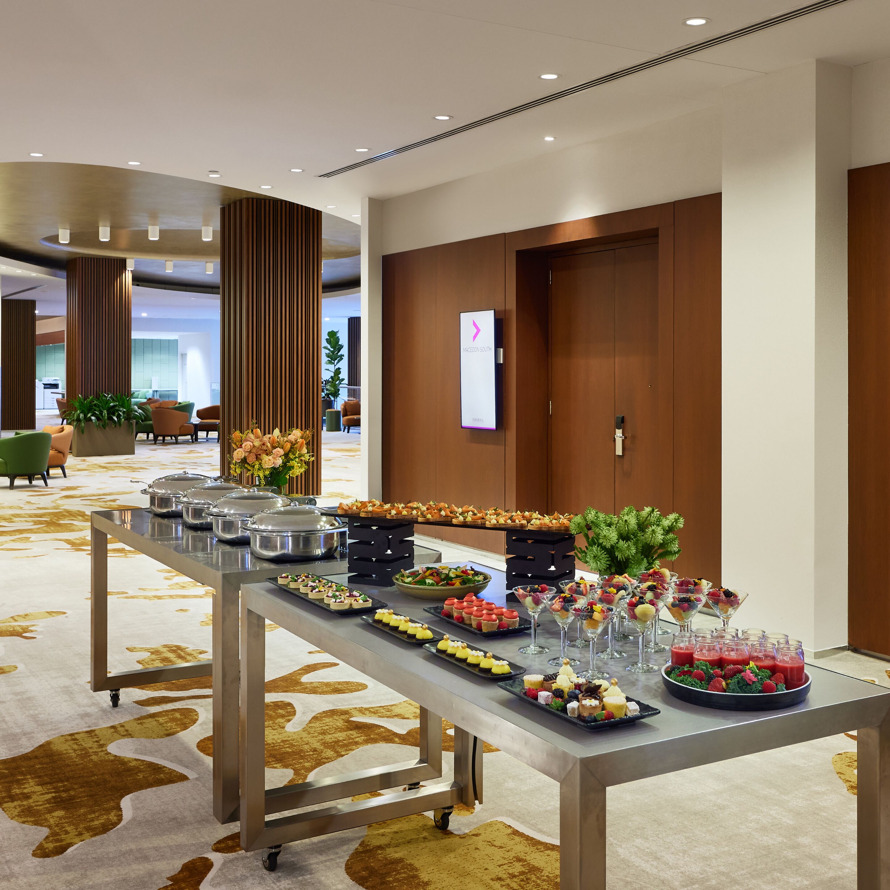 Mesa de buffet con diversos alimentos y un letrero que indica 'Macedon South'.