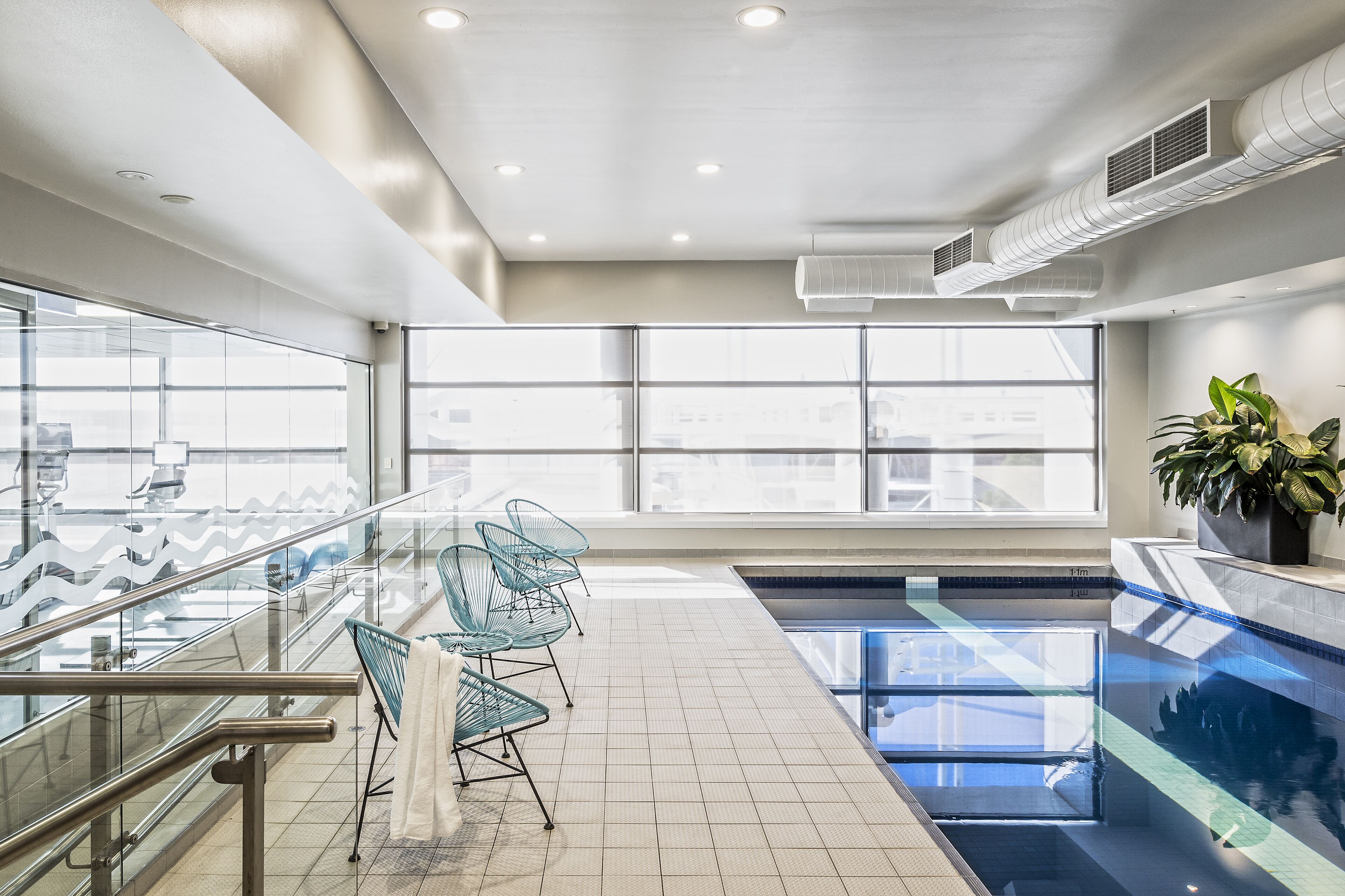 室內泳池；躺椅