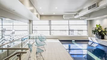 Innendørsbasseng og solsenger