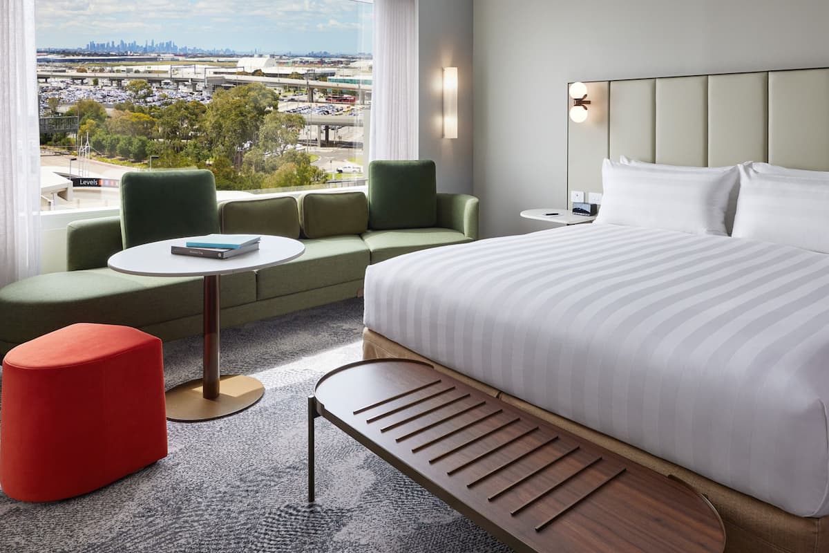 Standard Room, 1 Katil Raja (King) | Peralatan tempat tidur premium, bar mini, peti besi dalam bilik 