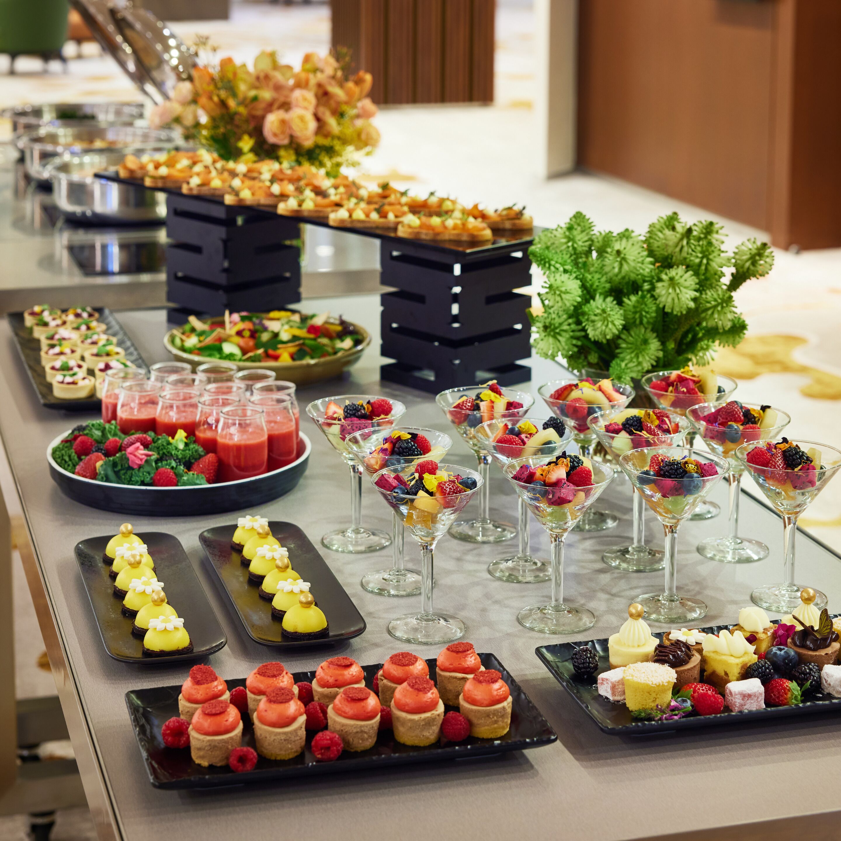 Un buffet proposant une variété de desserts et de fruits.