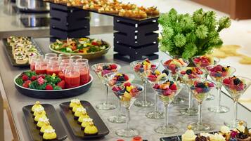 Een buffet met verschillende desserts en fruit.