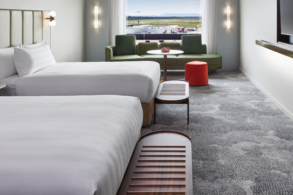 Deluxe Twin Room (Runway) | Peralatan tempat tidur premium, bar mini, peti besi dalam bilik 