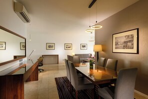 Suite, varias camas, cocina, vista al mar | Área de sala de estar | Televisión LED de 42 pulgadas con canales vía satélite y televisión