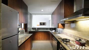 Superior Suite | Private kitchen | Electric kettle, eco-friendly cleaning products