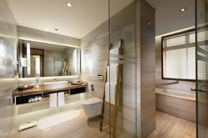 Suite Supérieure, 1 lit double, cuisine | Salle de bain | Ensemble douche/baignoire, articles de toilette écologiques, chaussons