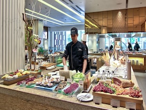 Se sirven desayunos y cocina internacional, con vista al jardín