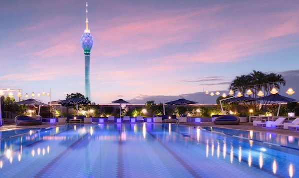 Una piscina al aire libre, sombrillas