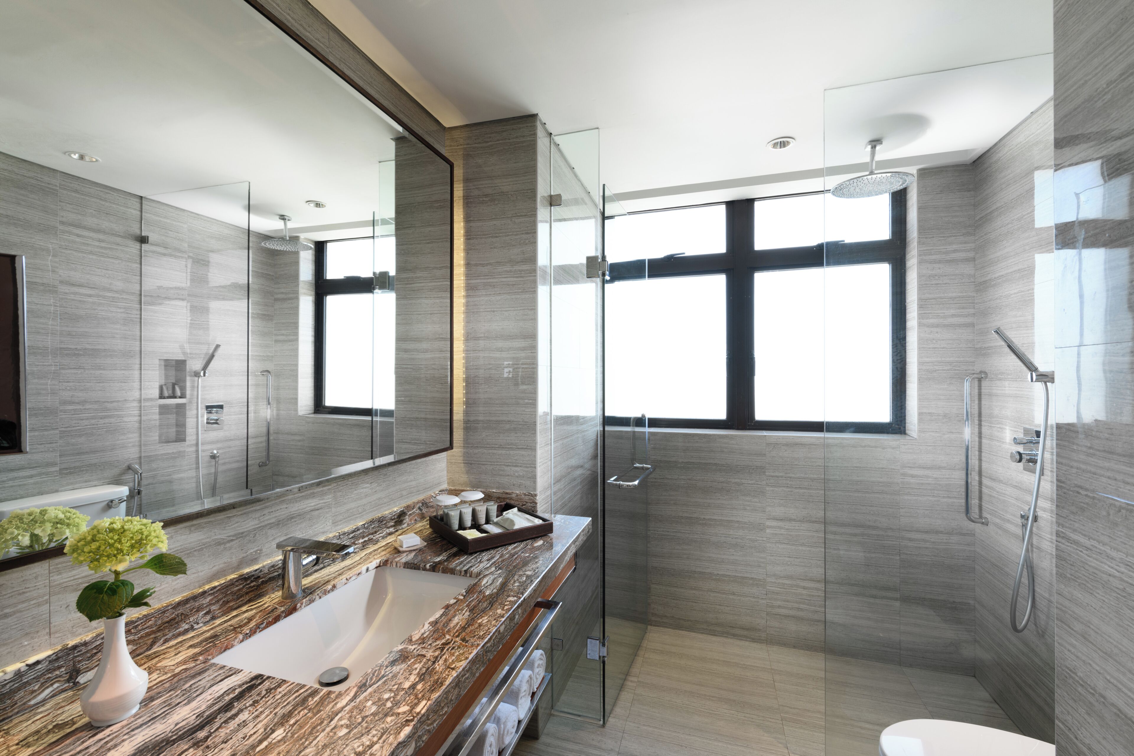 Combined shower/bathtub, eco-friendly toiletries, slippers, towels