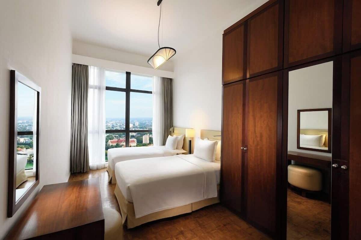 Cofres nos quartos, cortinas blackout, quartos à prova de som
