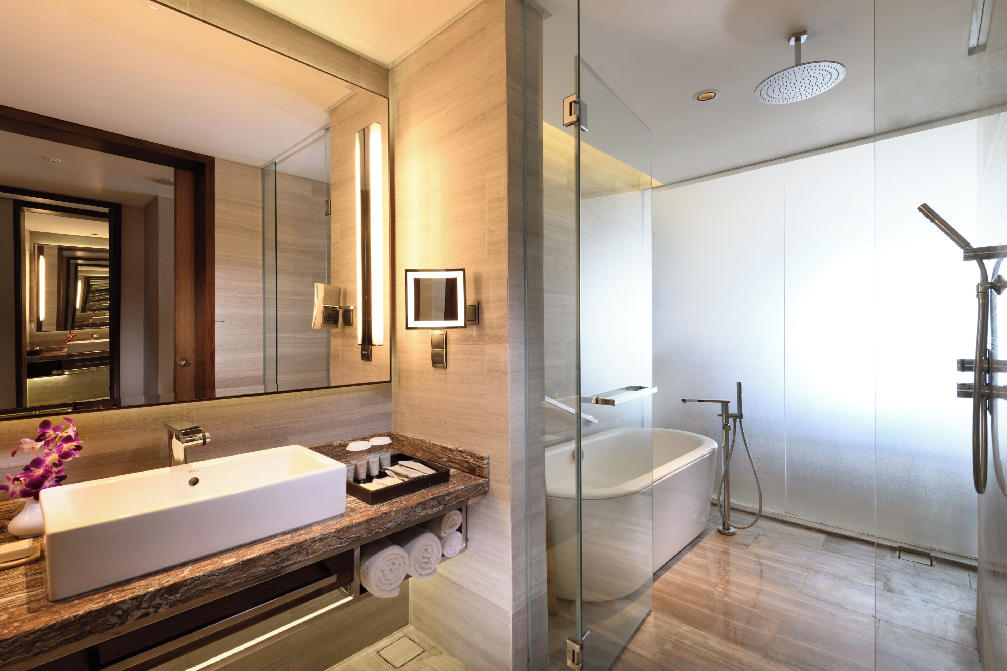 Chambre supérieure, 1 lit double, vue sur la mer, dans la tour | Salle de bain | Ensemble baignoire-douche, articles de toilette écologiques, pantoufles