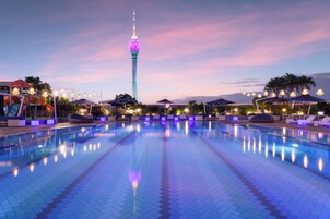 室外游泳池，池畔遮阳伞