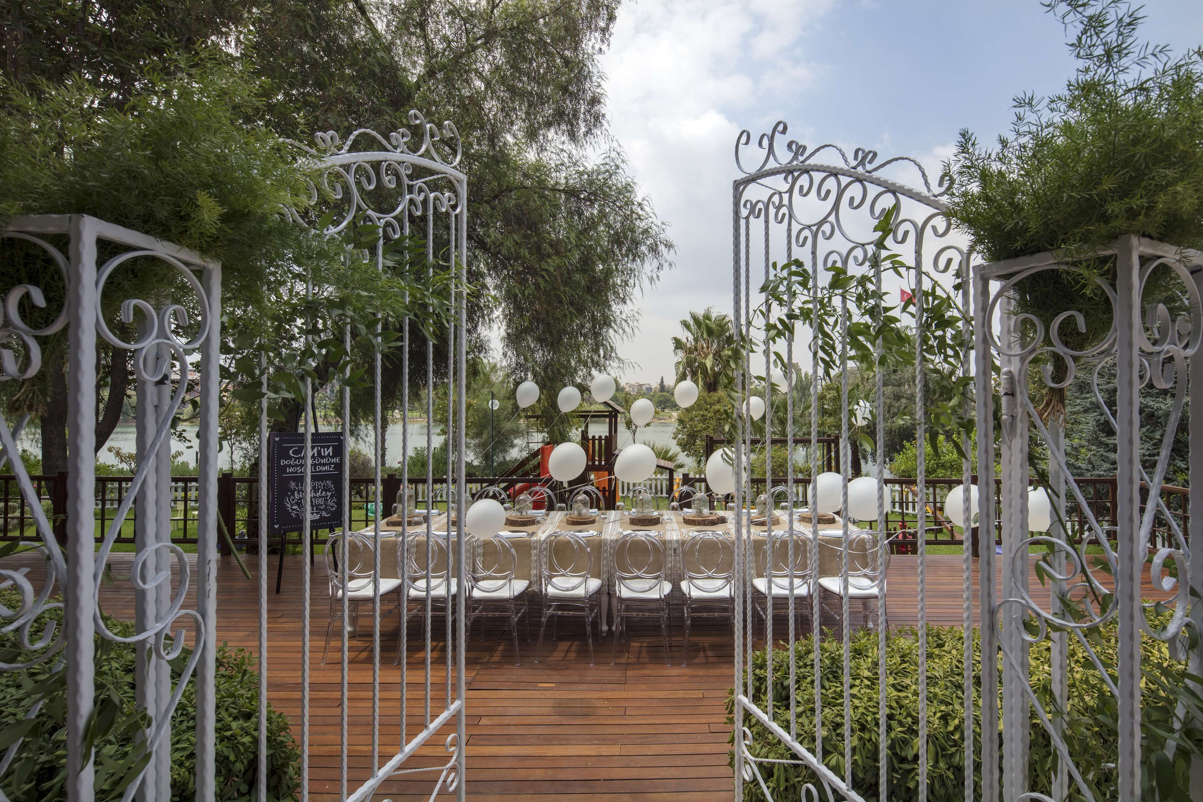 Serveert ontbijt, lunch, diner, tuinzicht