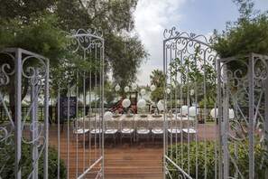 供应早餐、午餐和晚餐,花园景观